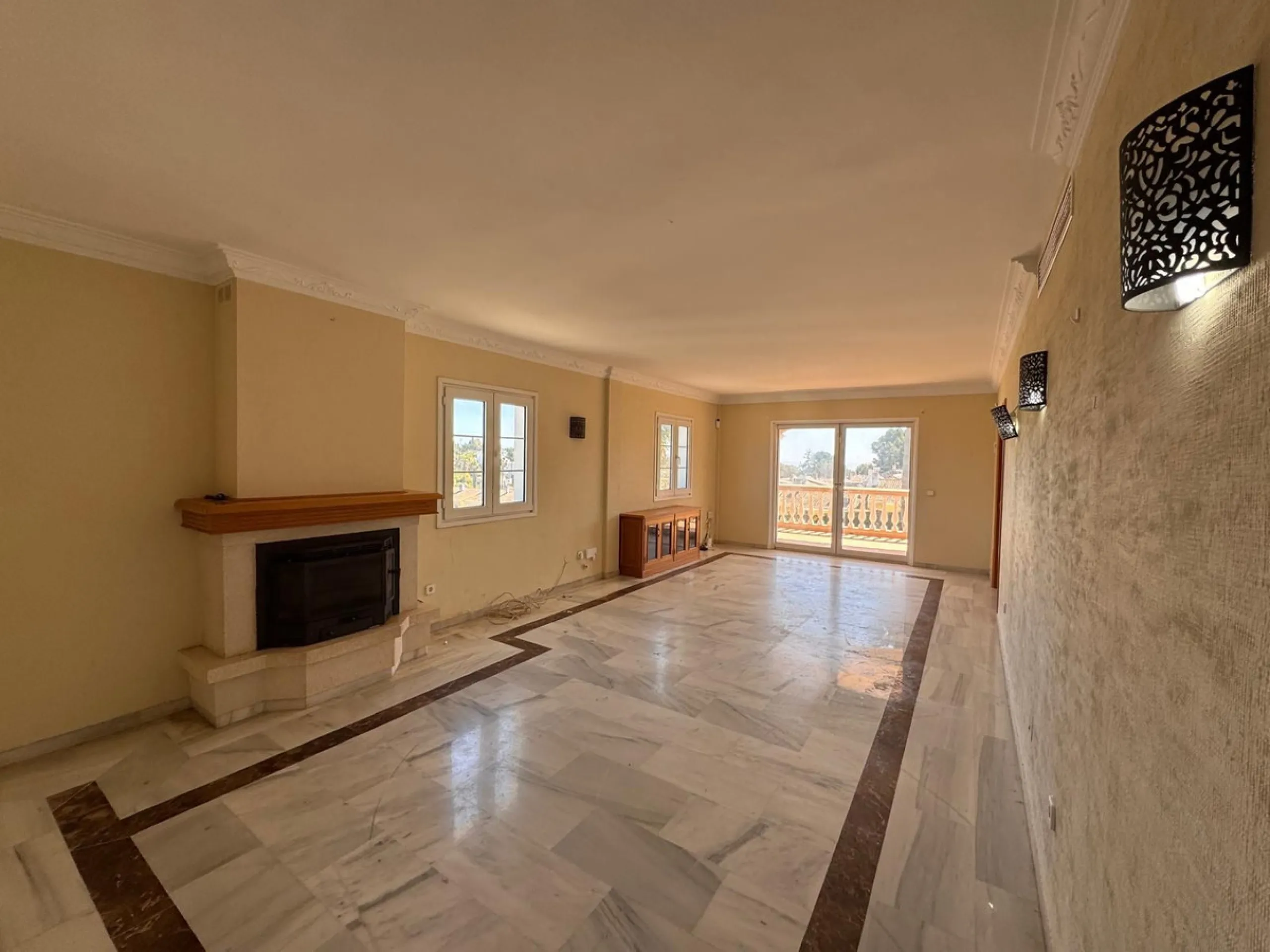 House - Detached Villa в продаже в Estepona, Málaga. В доме 4 спален и 2 ванных комнат. Площадь дома 243 м². Площадь участка 1940 м²