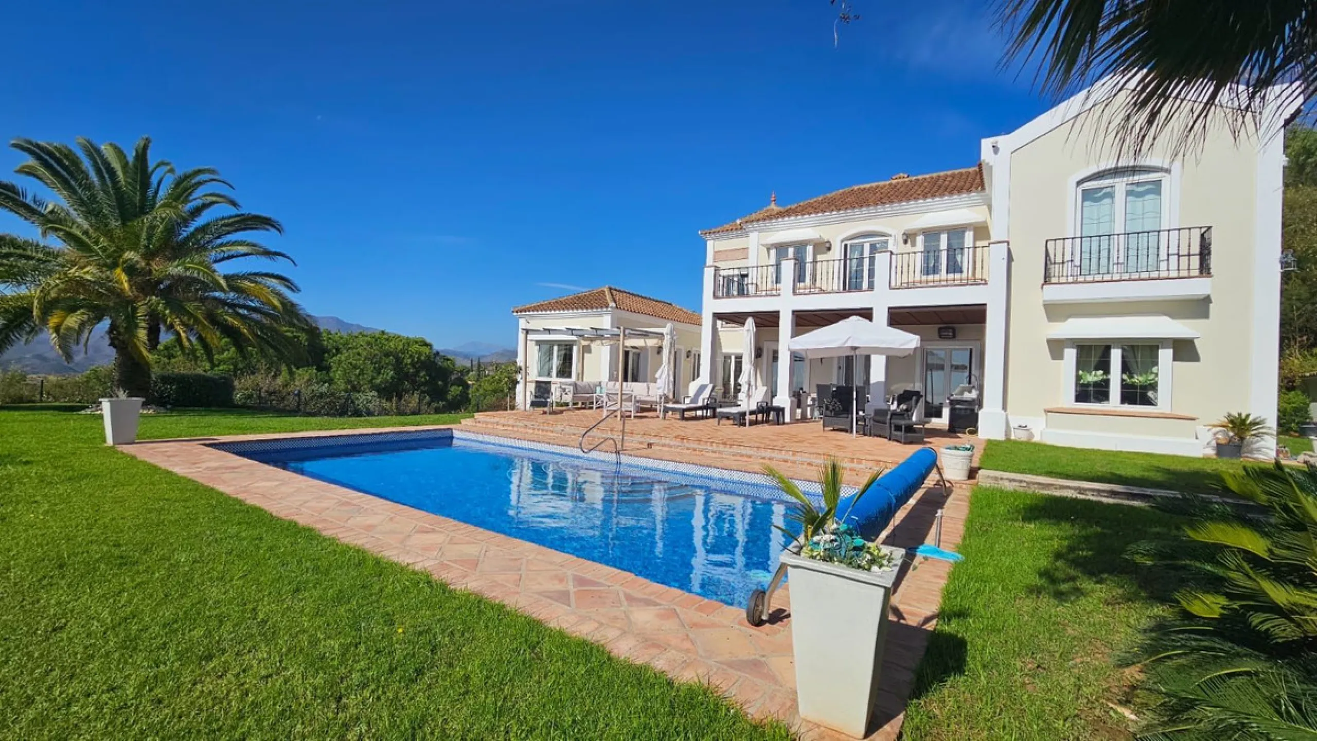 Magnificent villa in the beautiful urbanisation of Valtocado, near the picturesque village of Mijas! This exquisite villa perfectly blends Andalusian character with contemporary luxury. From its beautiful position, it captures breathtaking views from the 