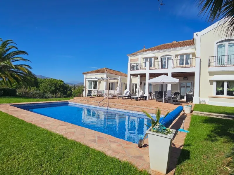 Magnificent villa in the beautiful urbanisation of Valtocado, near the picturesque village of Mijas! This exquisite villa perfectly blends Andalusian character with contemporary luxury. From its beautiful position, it captures breathtaking views from the 