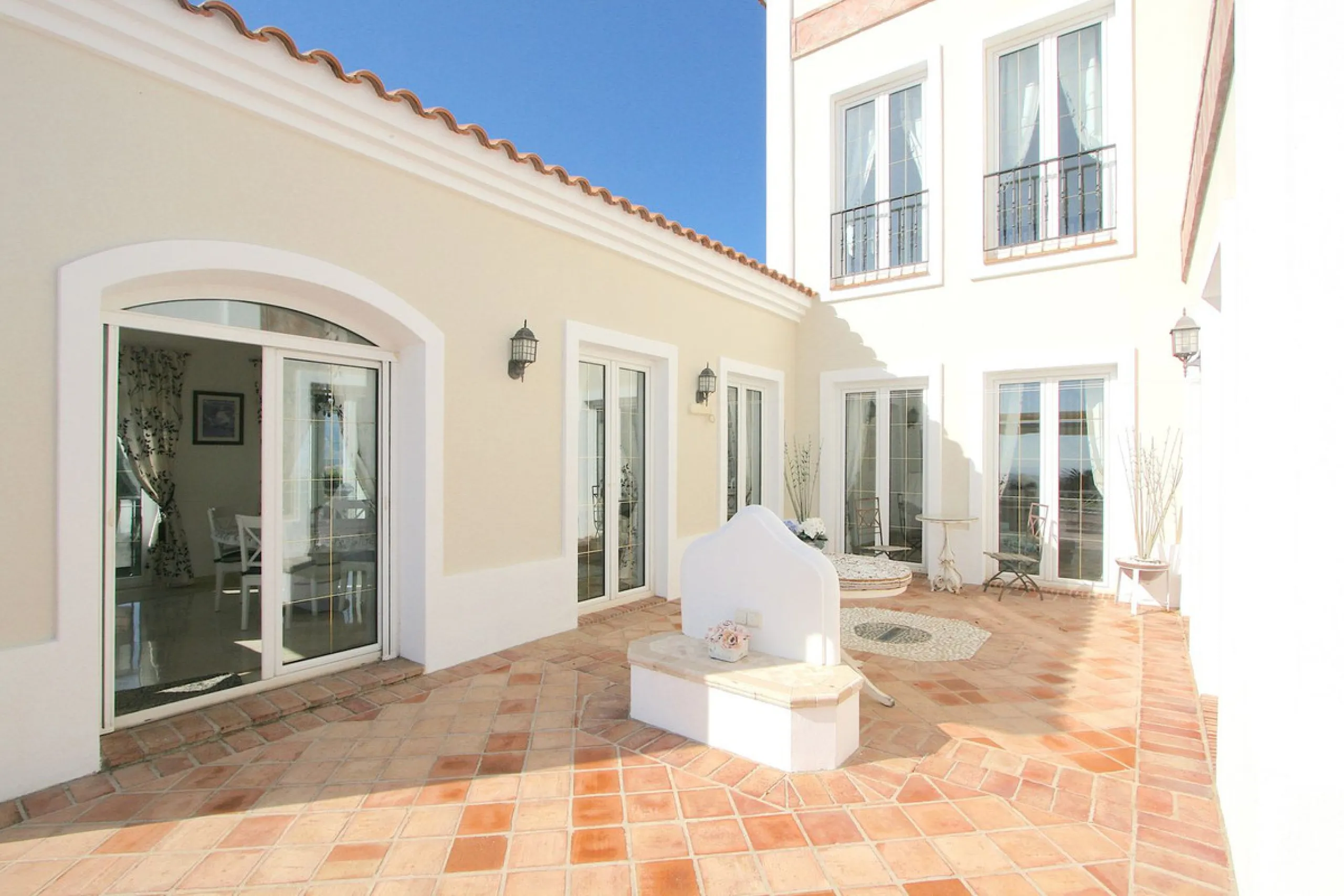 Magnificent villa in the beautiful urbanisation of Valtocado, near the picturesque village of Mijas! This exquisite villa perfectly blends Andalusian character with contemporary luxury. From its beautiful position, it captures breathtaking views from the 