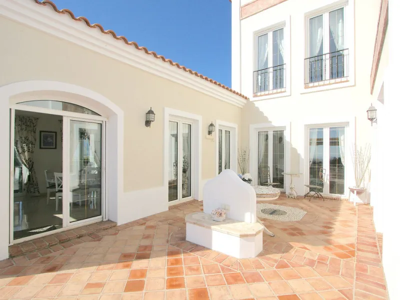 Magnificent villa in the beautiful urbanisation of Valtocado, near the picturesque village of Mijas! This exquisite villa perfectly blends Andalusian character with contemporary luxury. From its beautiful position, it captures breathtaking views from the 