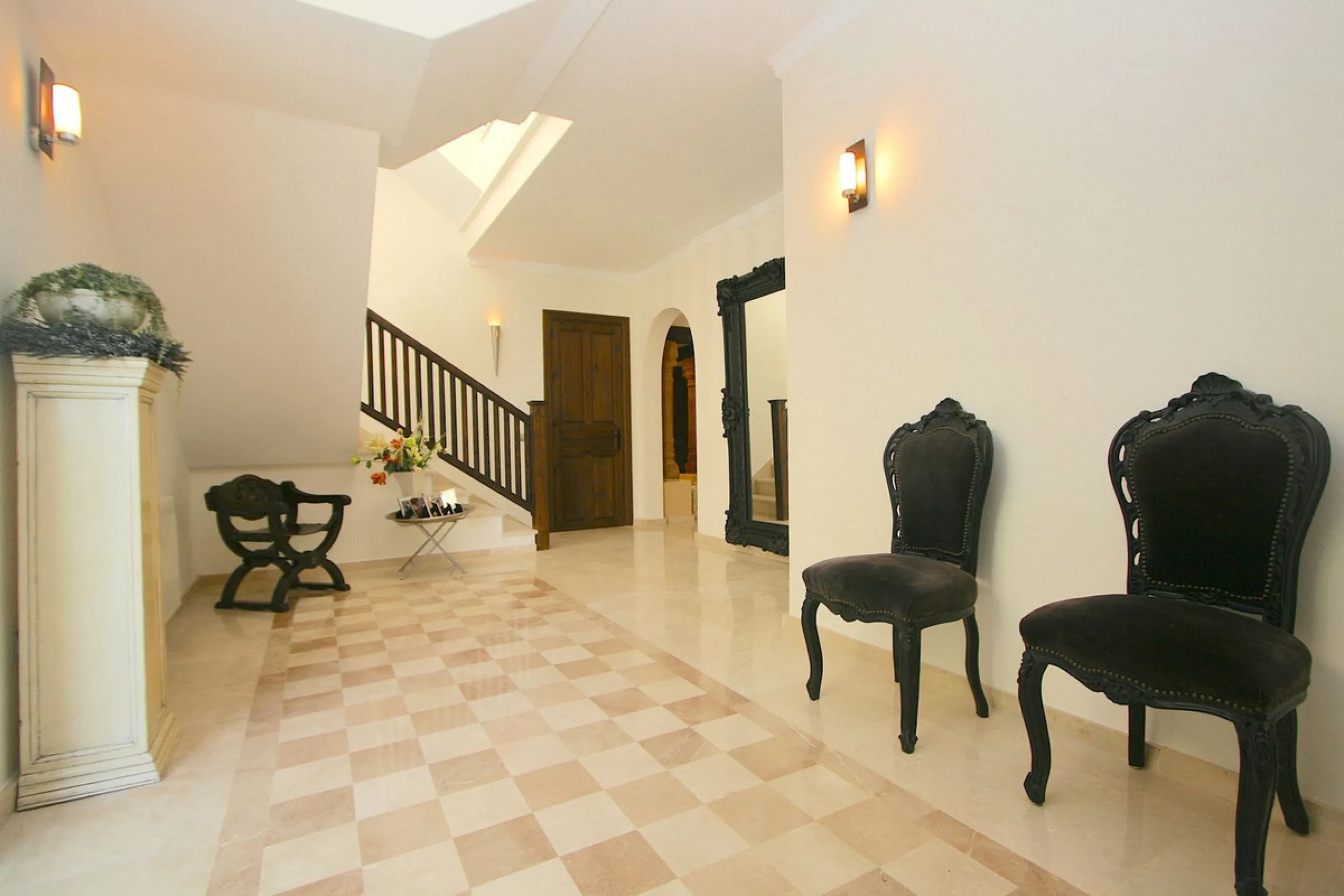 Magnificent villa in the beautiful urbanisation of Valtocado, near the picturesque village of Mijas! This exquisite villa perfectly blends Andalusian character with contemporary luxury. From its beautiful position, it captures breathtaking views from the 