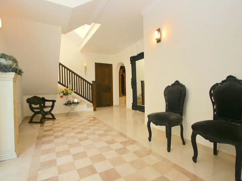 Magnificent villa in the beautiful urbanisation of Valtocado, near the picturesque village of Mijas! This exquisite villa perfectly blends Andalusian character with contemporary luxury. From its beautiful position, it captures breathtaking views from the 