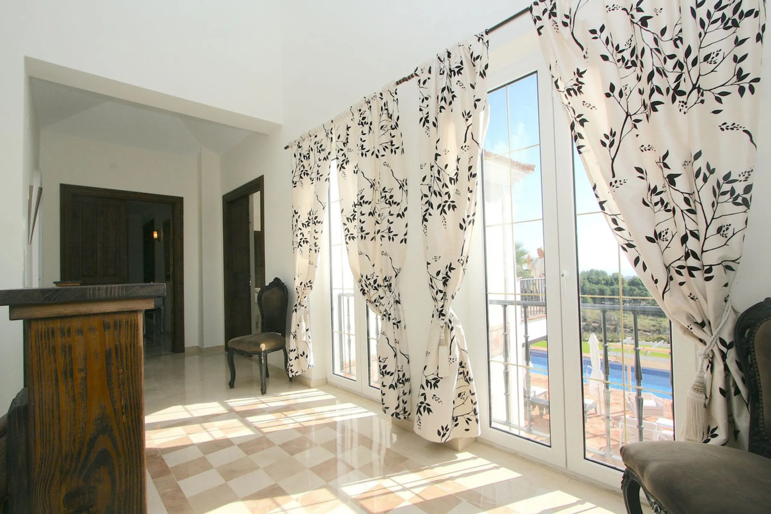 Magnificent villa in the beautiful urbanisation of Valtocado, near the picturesque village of Mijas! This exquisite villa perfectly blends Andalusian character with contemporary luxury. From its beautiful position, it captures breathtaking views from the 