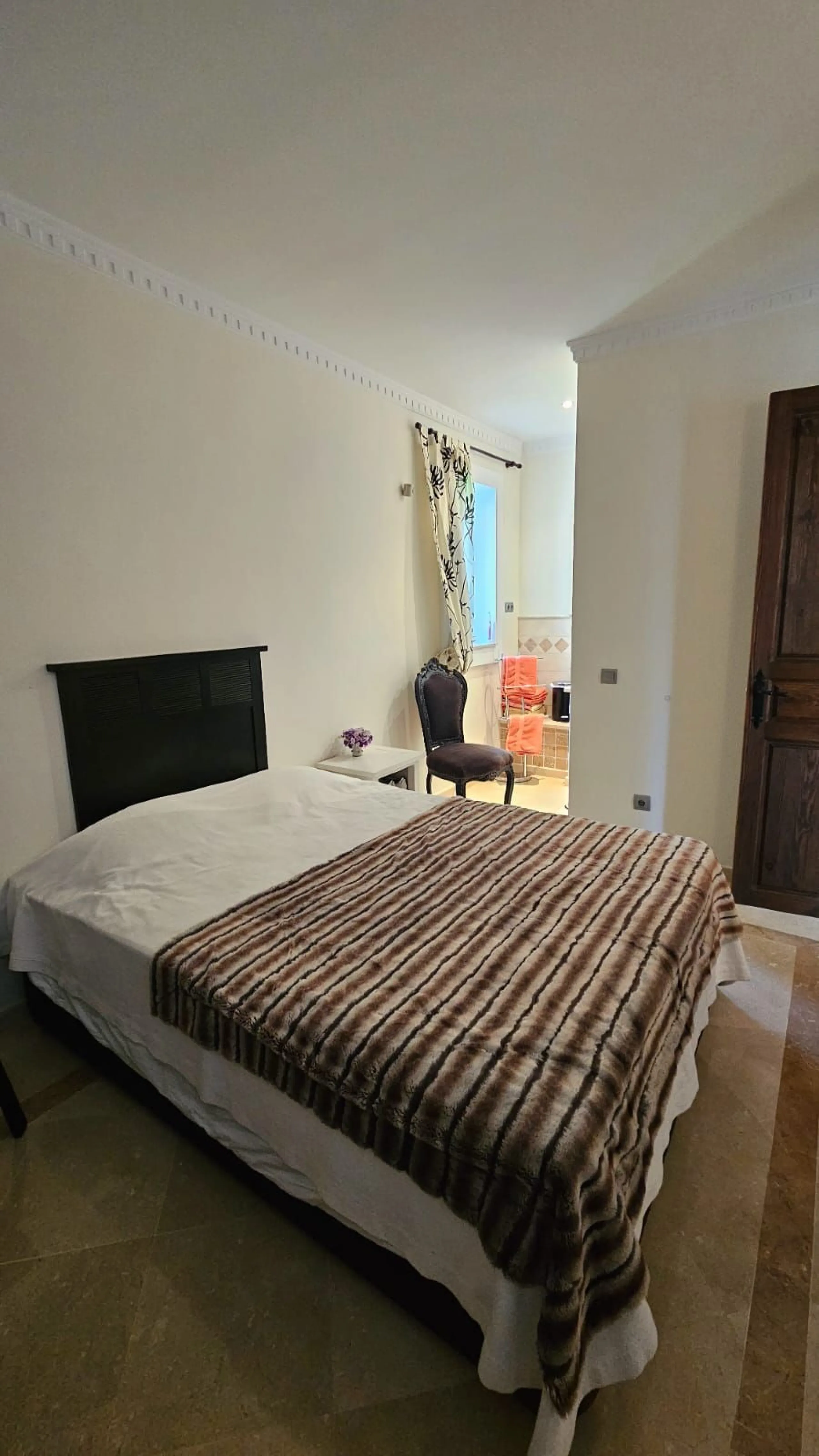 Magnificent villa in the beautiful urbanisation of Valtocado, near the picturesque village of Mijas! This exquisite villa perfectly blends Andalusian character with contemporary luxury. From its beautiful position, it captures breathtaking views from the 