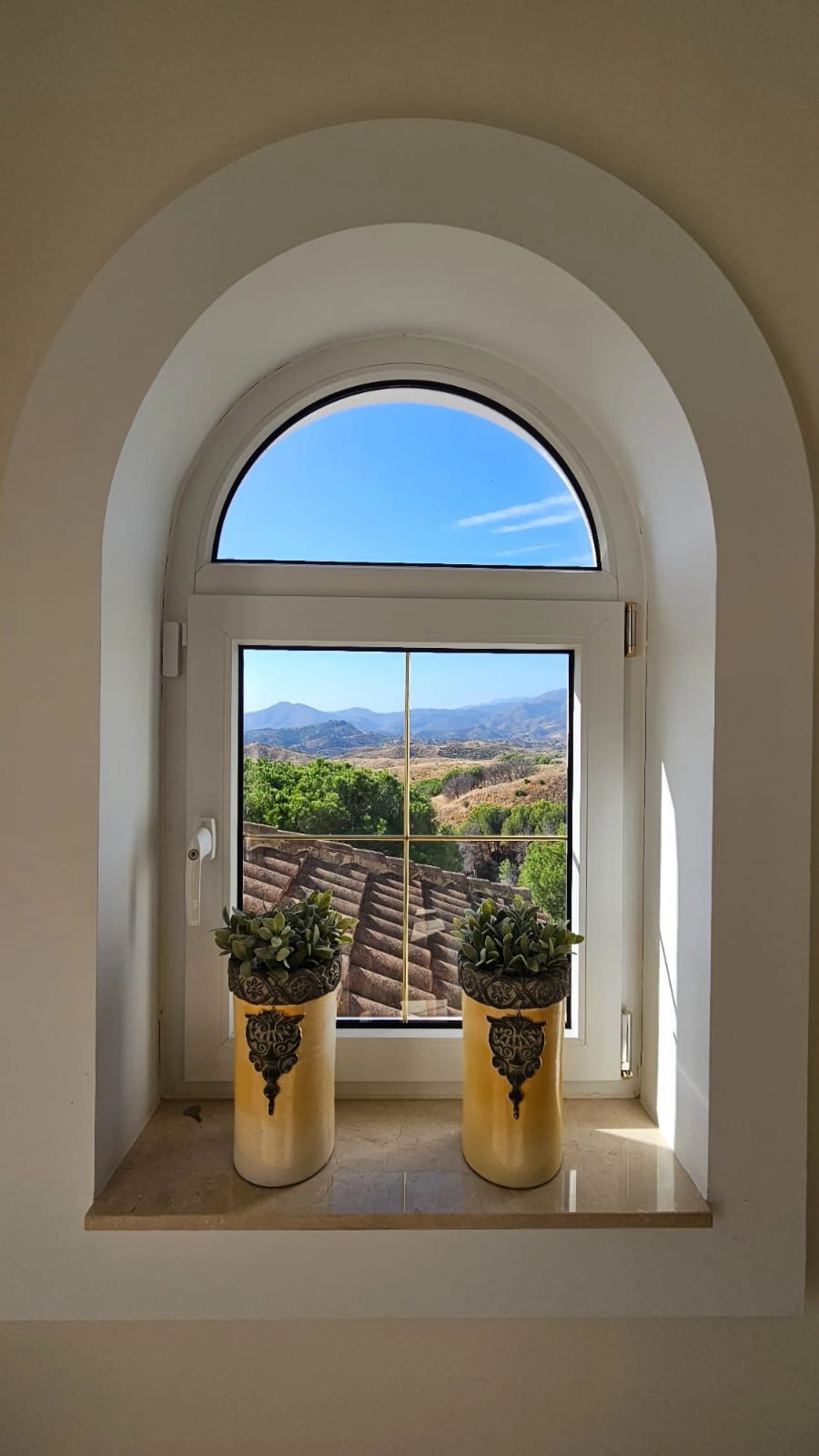 Magnificent villa in the beautiful urbanisation of Valtocado, near the picturesque village of Mijas! This exquisite villa perfectly blends Andalusian character with contemporary luxury. From its beautiful position, it captures breathtaking views from the 