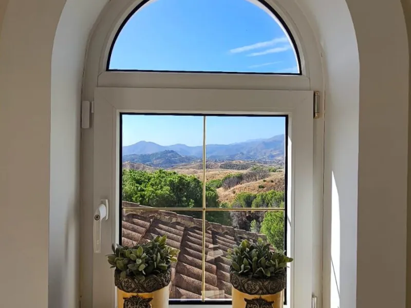Magnificent villa in the beautiful urbanisation of Valtocado, near the picturesque village of Mijas! This exquisite villa perfectly blends Andalusian character with contemporary luxury. From its beautiful position, it captures breathtaking views from the 