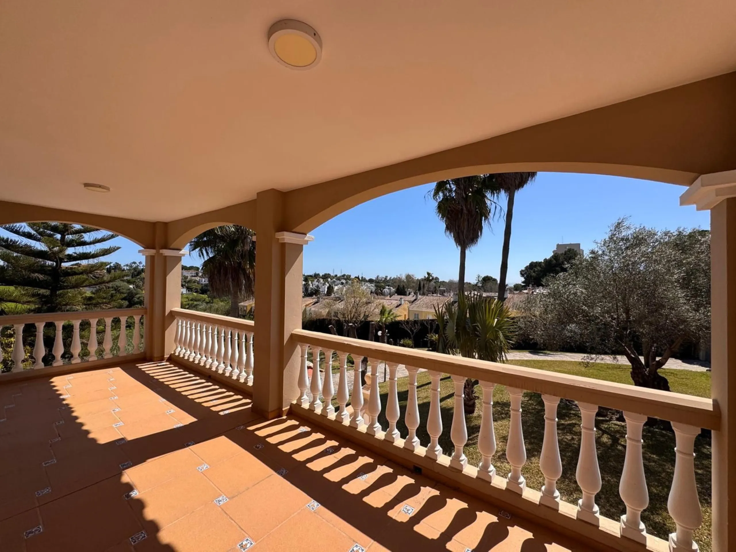 House - Detached Villa в продаже в Estepona, Málaga. В доме 4 спален и 2 ванных комнат. Площадь дома 243 м². Площадь участка 1940 м²