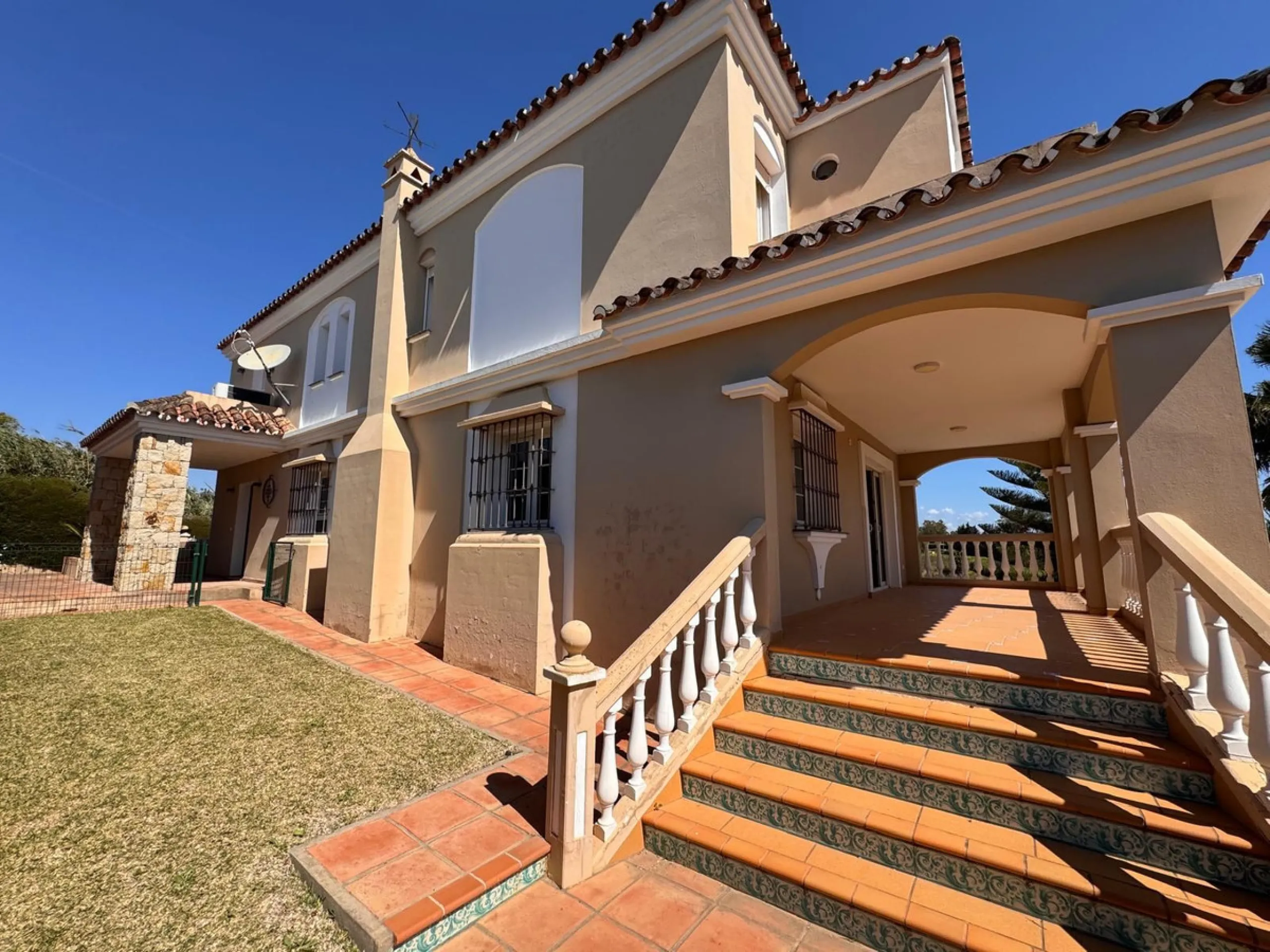 House - Detached Villa в продаже в Estepona, Málaga. В доме 4 спален и 2 ванных комнат. Площадь дома 243 м². Площадь участка 1940 м²