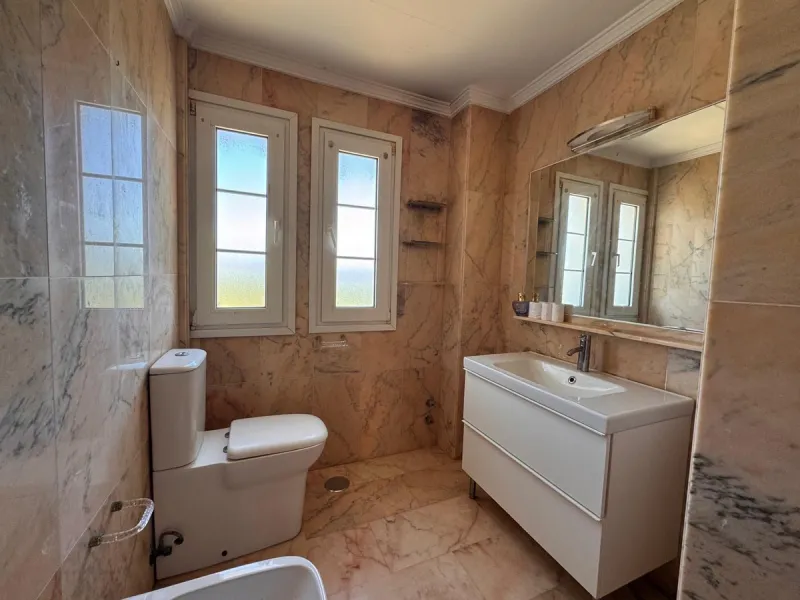House - Detached Villa в продаже в Estepona, Málaga. В доме 4 спален и 2 ванных комнат. Площадь дома 243 м². Площадь участка 1940 м²
