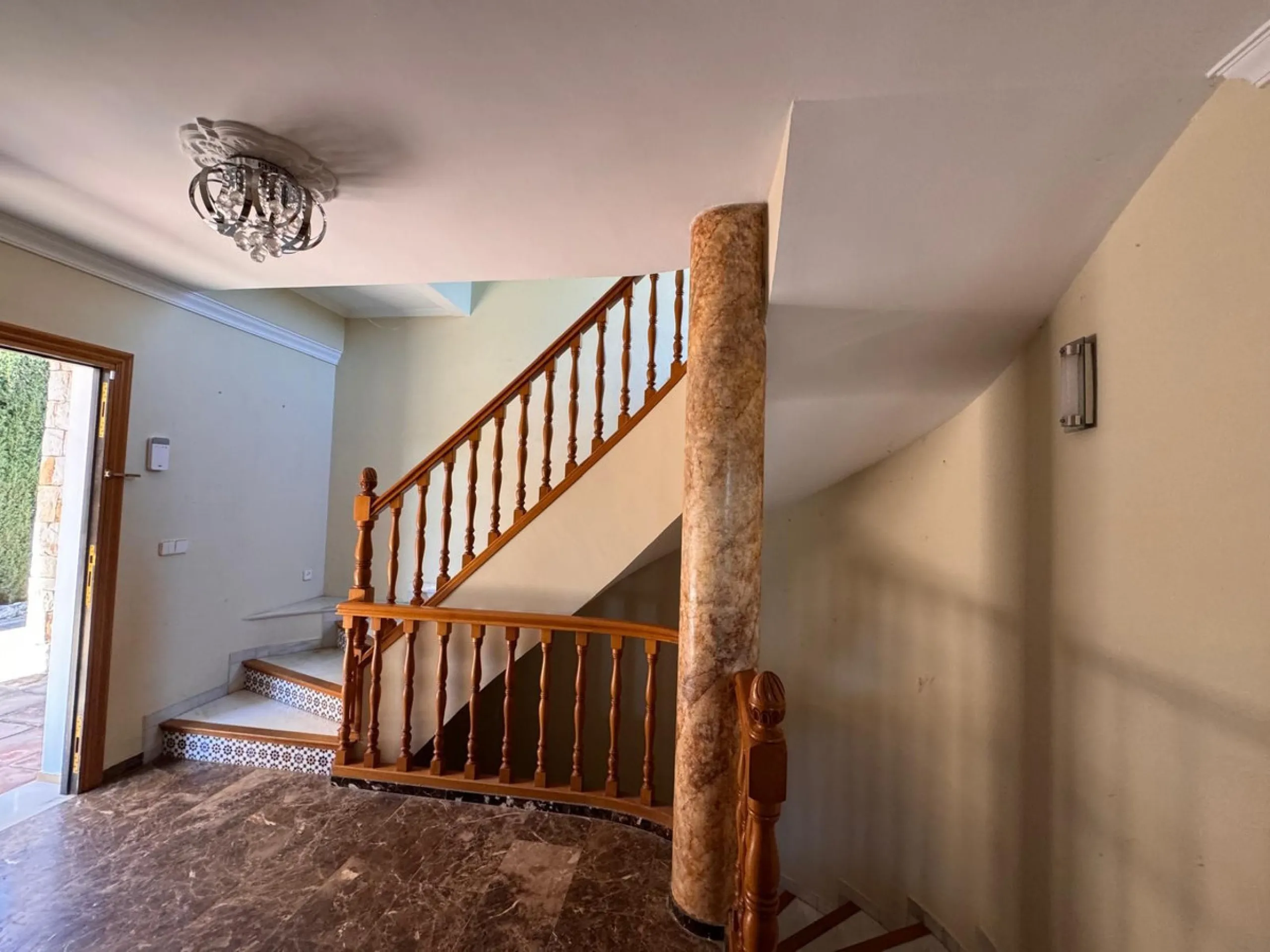 House - Detached Villa в продаже в Estepona, Málaga. В доме 4 спален и 2 ванных комнат. Площадь дома 243 м². Площадь участка 1940 м²