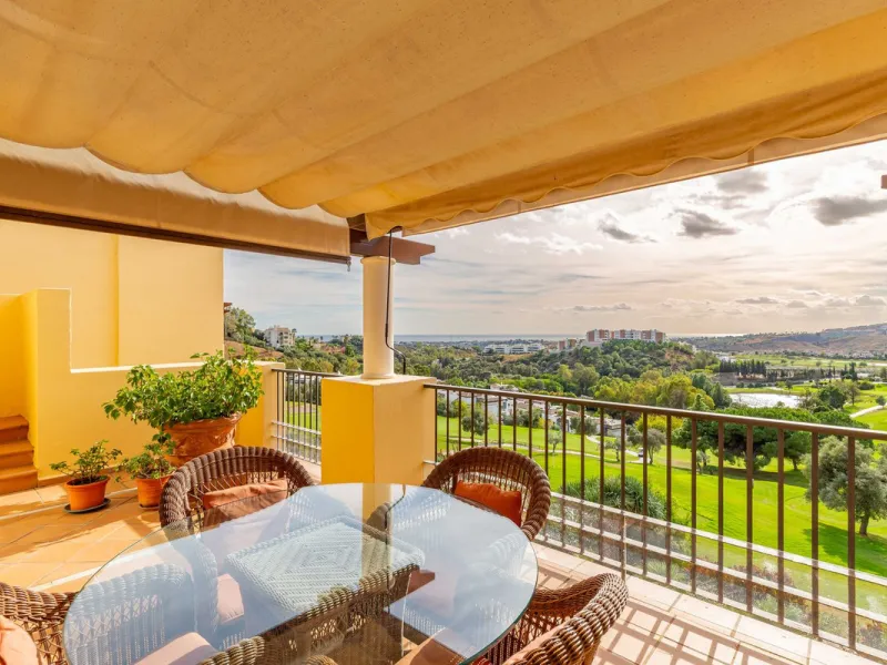 A rare chance to buy into the Marbella lifestyle with this purpose built double penthouse frontline to the Los Arqueros golf. This penthouse benefits from maybe the best position in Los Arqueros and offers amazing inside and outside space with ample terra