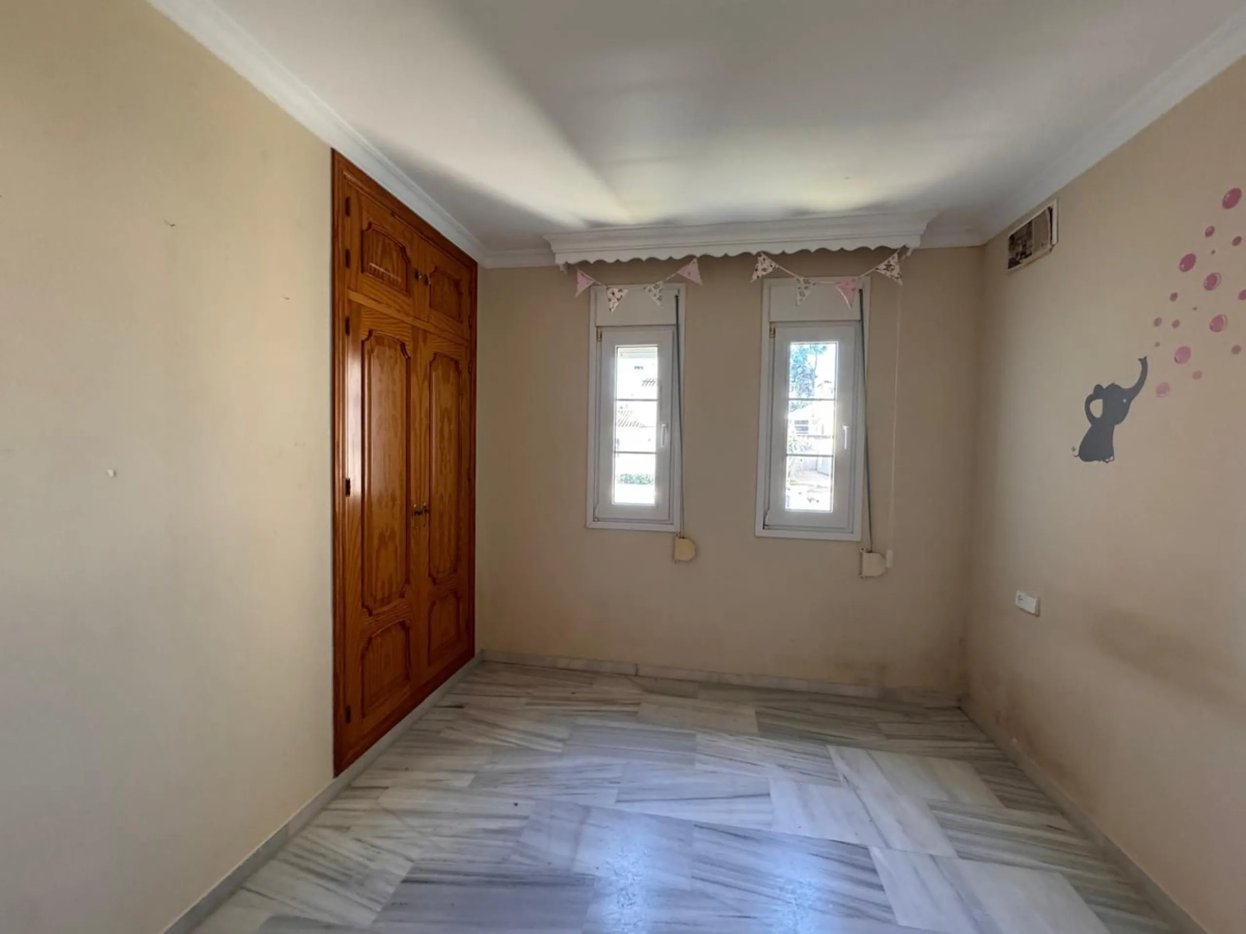 House - Detached Villa в продаже в Estepona, Málaga. В доме 4 спален и 2 ванных комнат. Площадь дома 243 м². Площадь участка 1940 м²