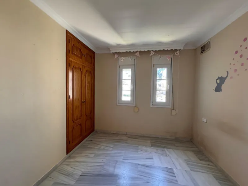 House - Detached Villa в продаже в Estepona, Málaga. В доме 4 спален и 2 ванных комнат. Площадь дома 243 м². Площадь участка 1940 м²