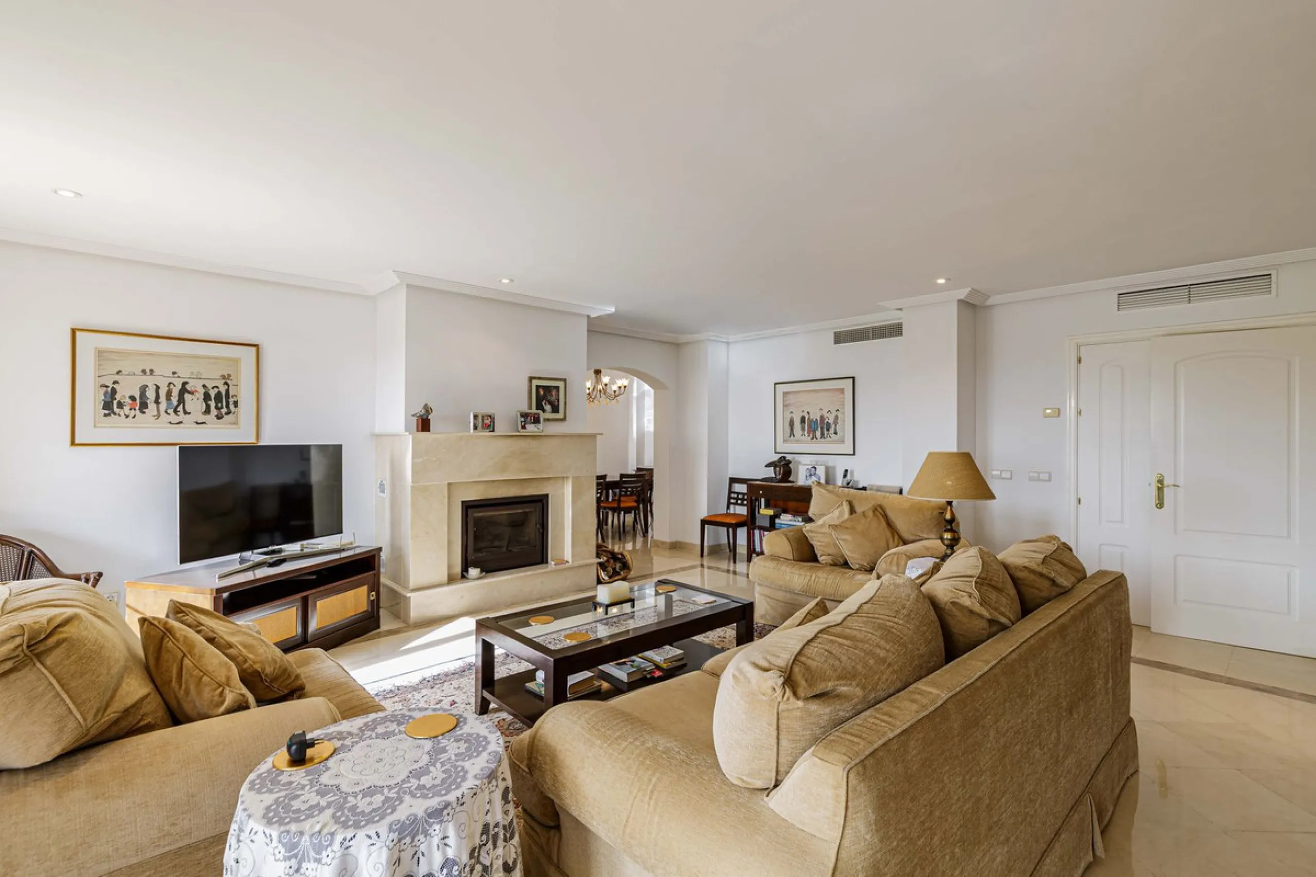 A rare chance to buy into the Marbella lifestyle with this purpose built double penthouse frontline to the Los Arqueros golf. This penthouse benefits from maybe the best position in Los Arqueros and offers amazing inside and outside space with ample terra