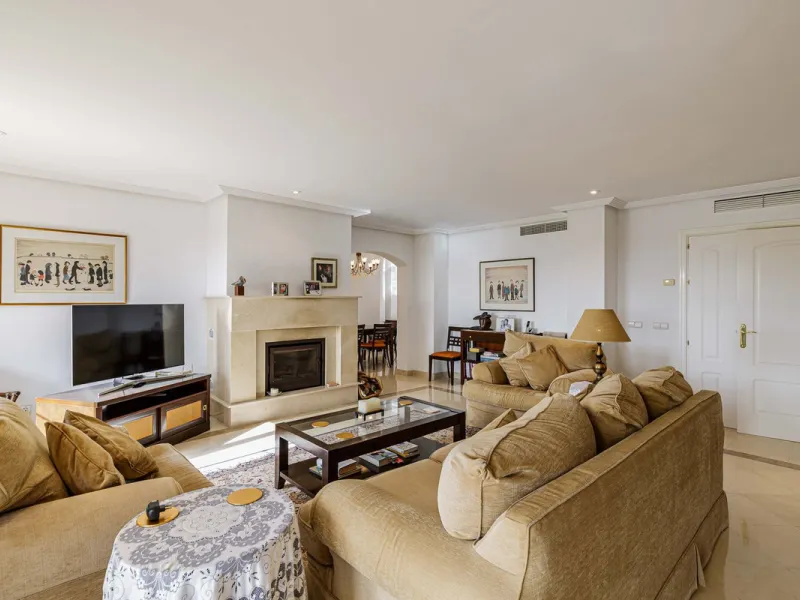 A rare chance to buy into the Marbella lifestyle with this purpose built double penthouse frontline to the Los Arqueros golf. This penthouse benefits from maybe the best position in Los Arqueros and offers amazing inside and outside space with ample terra