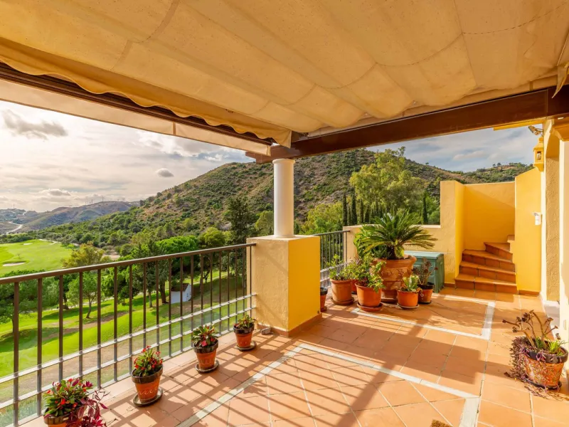 A rare chance to buy into the Marbella lifestyle with this purpose built double penthouse frontline to the Los Arqueros golf. This penthouse benefits from maybe the best position in Los Arqueros and offers amazing inside and outside space with ample terra