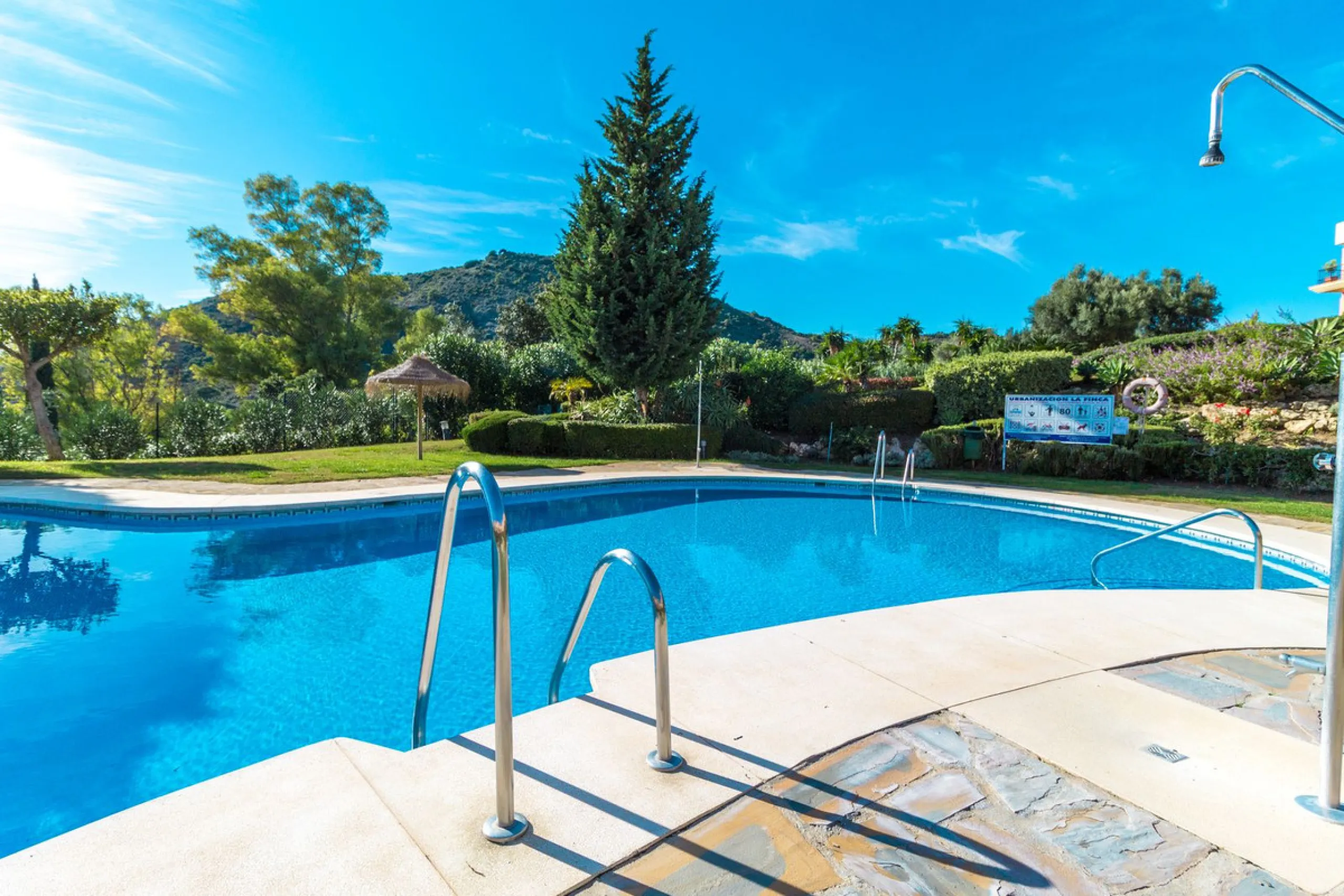 A rare chance to buy into the Marbella lifestyle with this purpose built double penthouse frontline to the Los Arqueros golf. This penthouse benefits from maybe the best position in Los Arqueros and offers amazing inside and outside space with ample terra