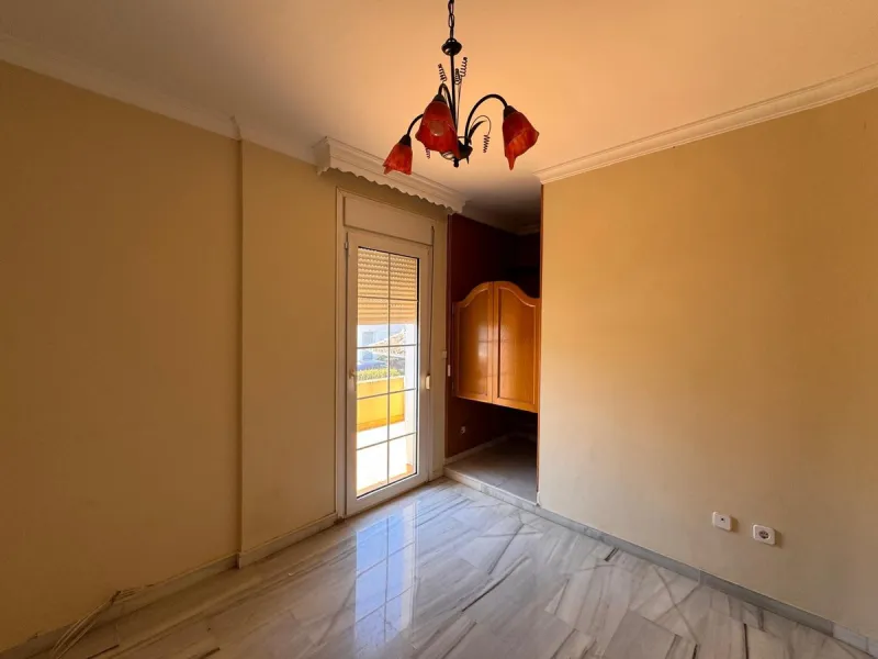 House - Detached Villa в продаже в Estepona, Málaga. В доме 4 спален и 2 ванных комнат. Площадь дома 243 м². Площадь участка 1940 м²