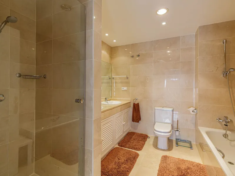 A rare chance to buy into the Marbella lifestyle with this purpose built double penthouse frontline to the Los Arqueros golf. This penthouse benefits from maybe the best position in Los Arqueros and offers amazing inside and outside space with ample terra