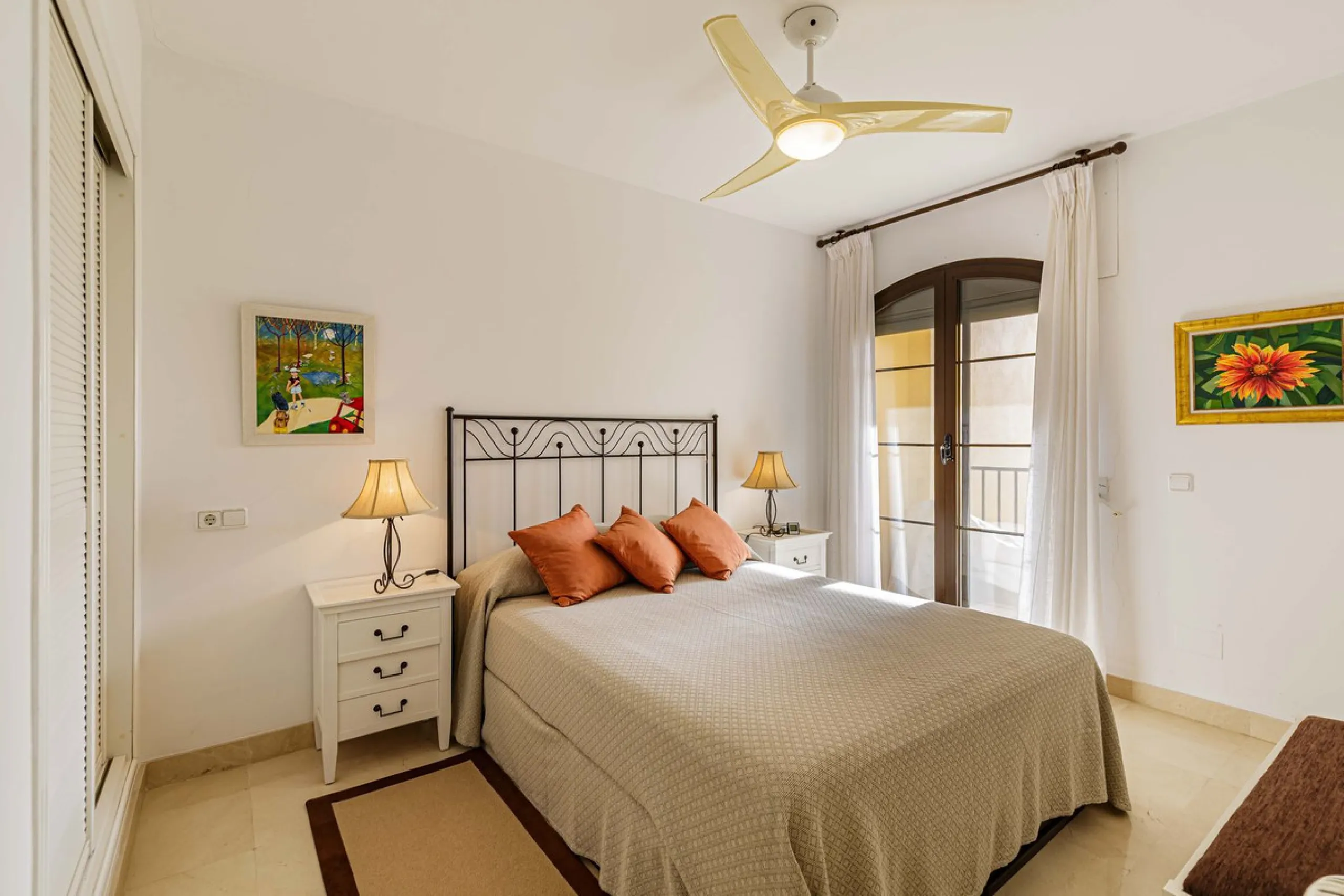 A rare chance to buy into the Marbella lifestyle with this purpose built double penthouse frontline to the Los Arqueros golf. This penthouse benefits from maybe the best position in Los Arqueros and offers amazing inside and outside space with ample terra