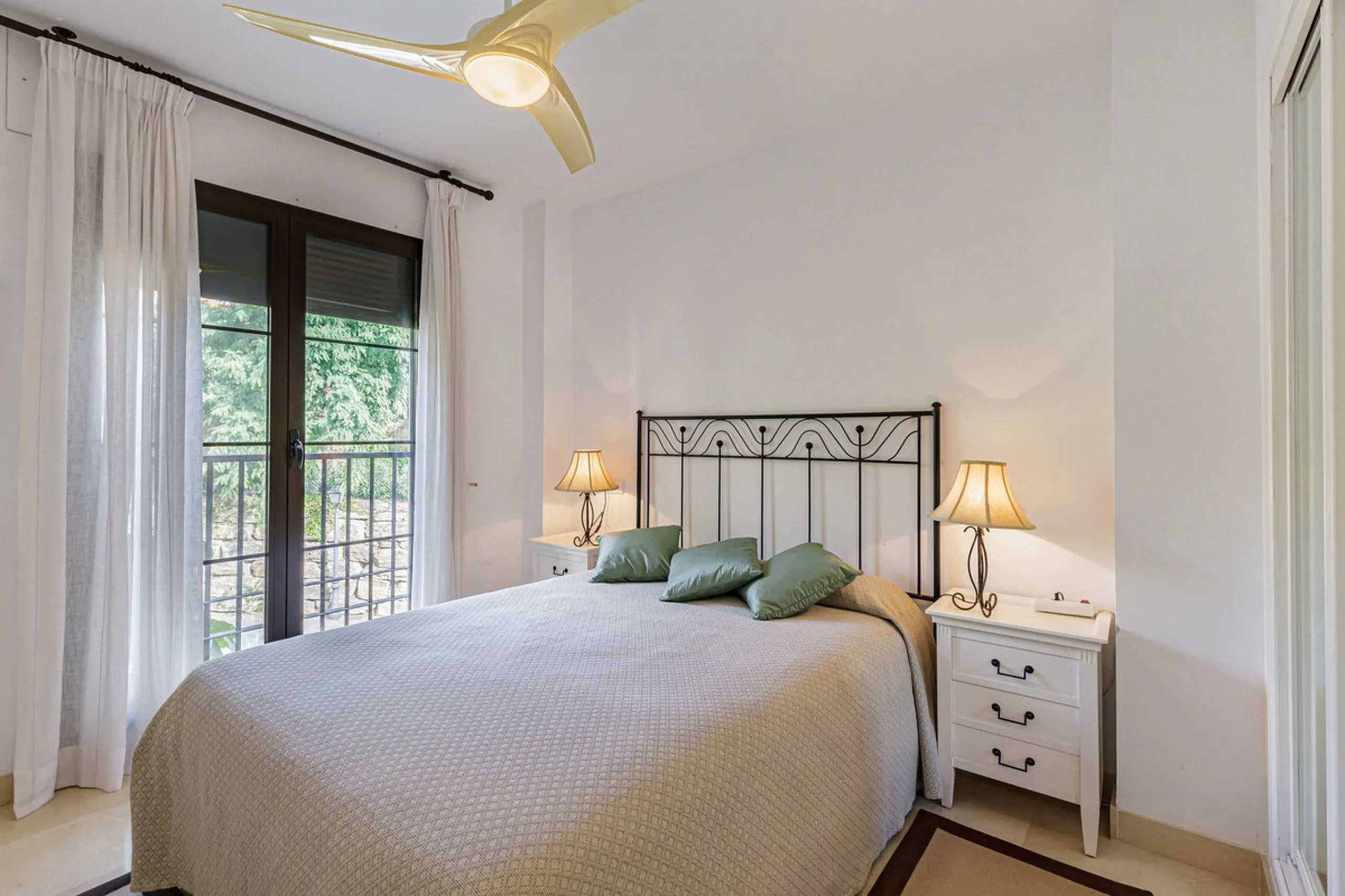 A rare chance to buy into the Marbella lifestyle with this purpose built double penthouse frontline to the Los Arqueros golf. This penthouse benefits from maybe the best position in Los Arqueros and offers amazing inside and outside space with ample terra