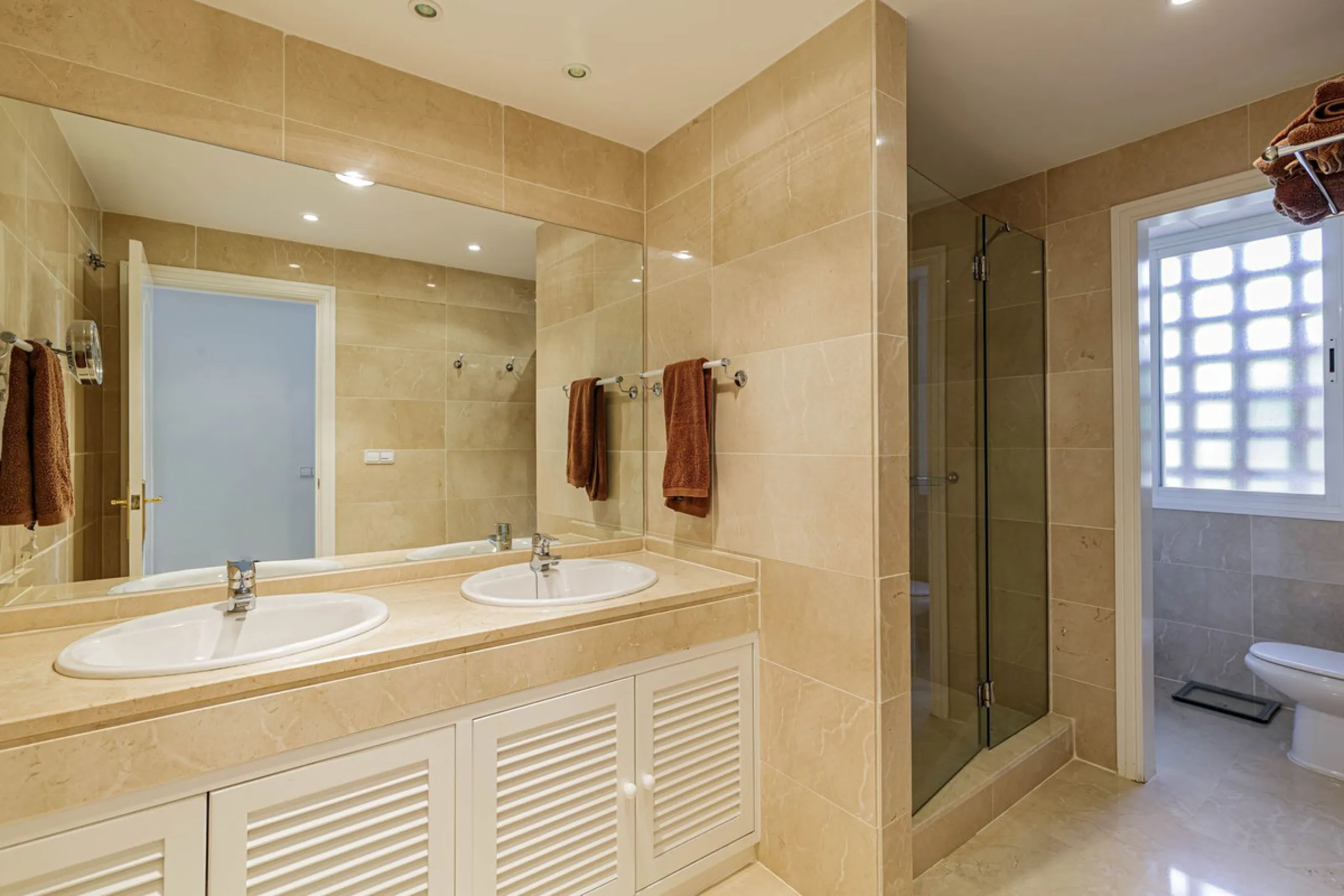 A rare chance to buy into the Marbella lifestyle with this purpose built double penthouse frontline to the Los Arqueros golf. This penthouse benefits from maybe the best position in Los Arqueros and offers amazing inside and outside space with ample terra