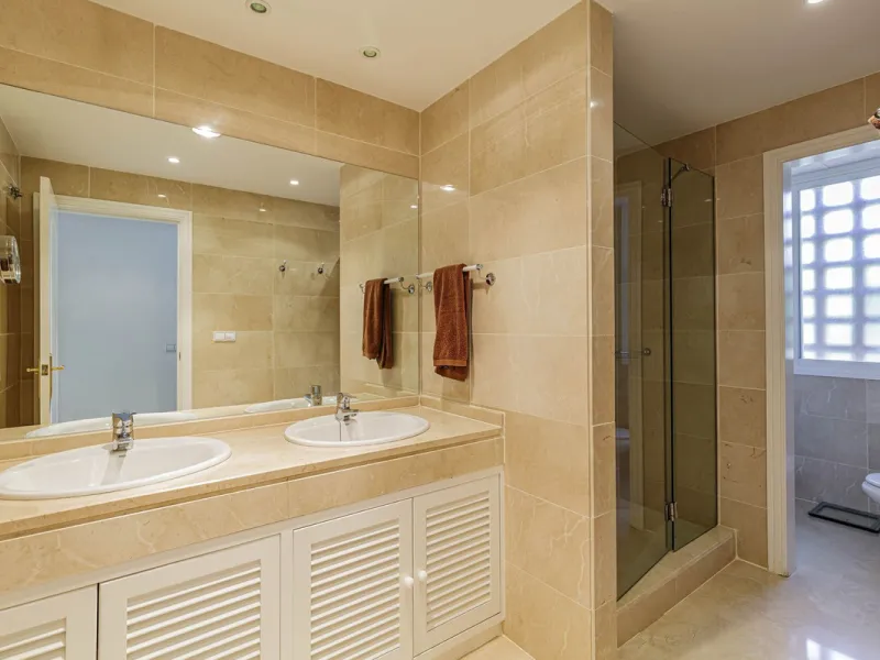 A rare chance to buy into the Marbella lifestyle with this purpose built double penthouse frontline to the Los Arqueros golf. This penthouse benefits from maybe the best position in Los Arqueros and offers amazing inside and outside space with ample terra