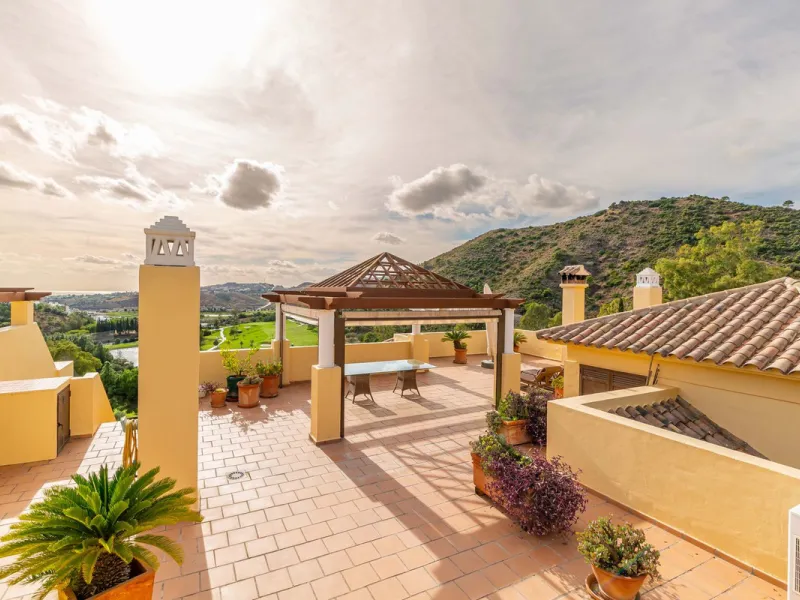 A rare chance to buy into the Marbella lifestyle with this purpose built double penthouse frontline to the Los Arqueros golf. This penthouse benefits from maybe the best position in Los Arqueros and offers amazing inside and outside space with ample terra