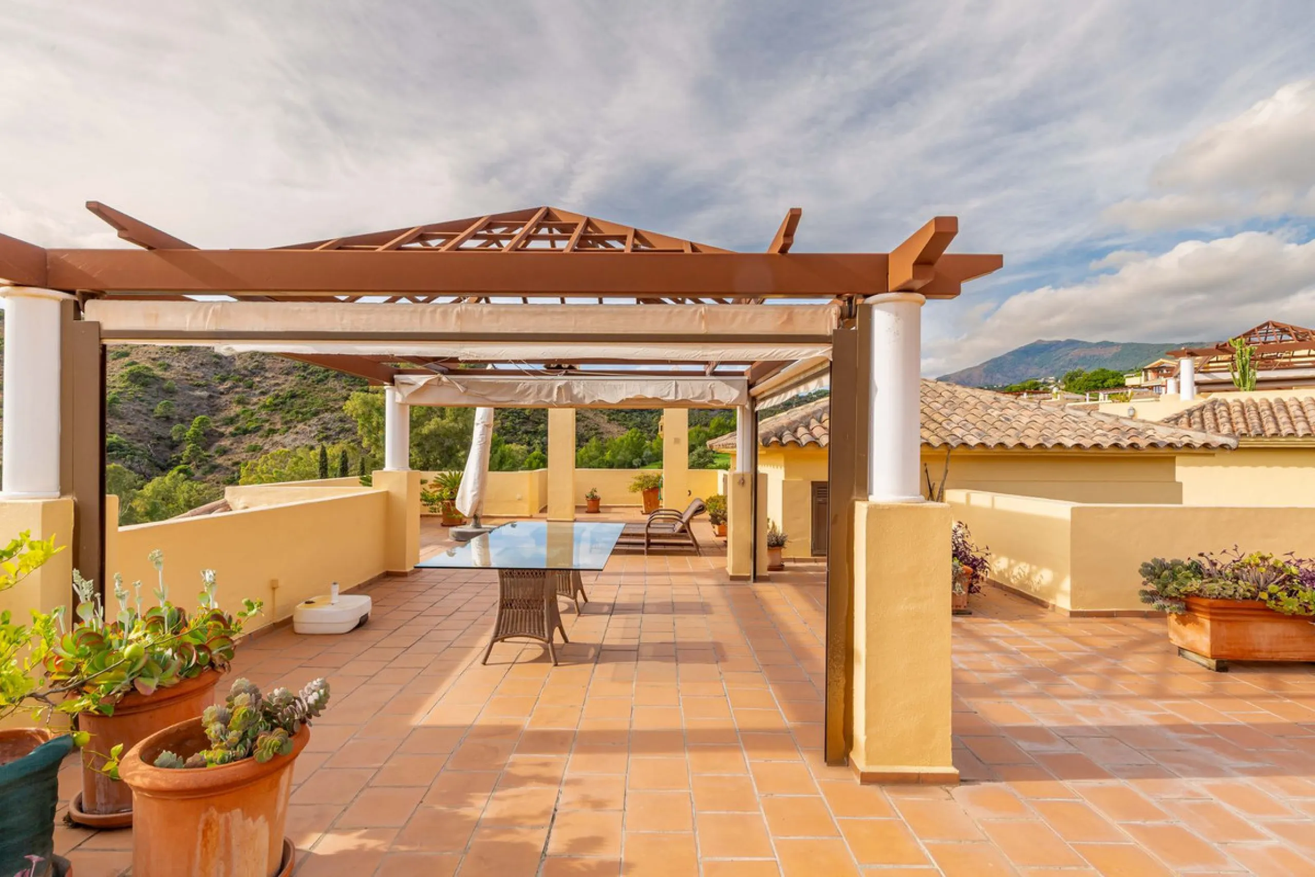 A rare chance to buy into the Marbella lifestyle with this purpose built double penthouse frontline to the Los Arqueros golf. This penthouse benefits from maybe the best position in Los Arqueros and offers amazing inside and outside space with ample terra