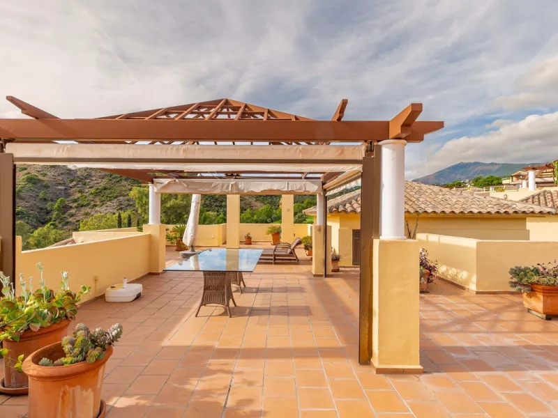 A rare chance to buy into the Marbella lifestyle with this purpose built double penthouse frontline to the Los Arqueros golf. This penthouse benefits from maybe the best position in Los Arqueros and offers amazing inside and outside space with ample terra