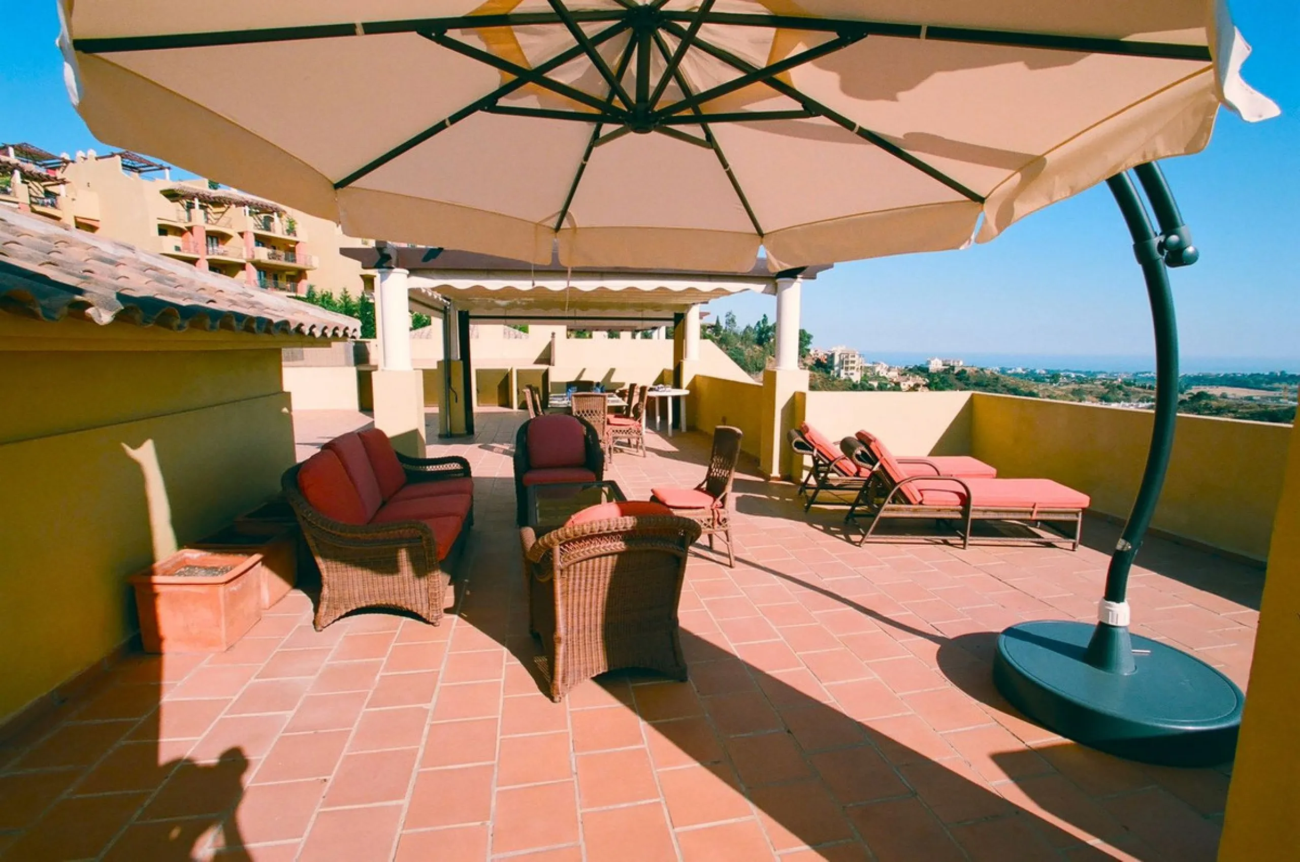 A rare chance to buy into the Marbella lifestyle with this purpose built double penthouse frontline to the Los Arqueros golf. This penthouse benefits from maybe the best position in Los Arqueros and offers amazing inside and outside space with ample terra