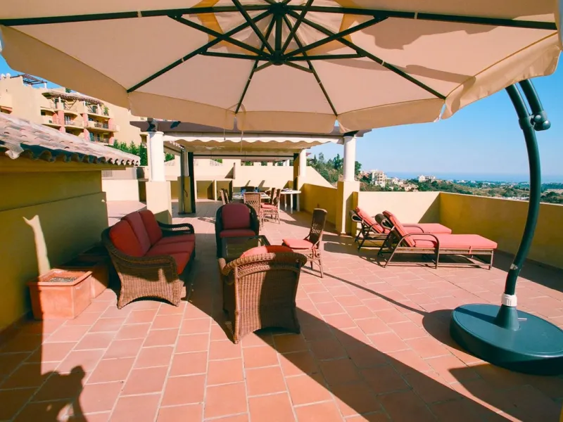 A rare chance to buy into the Marbella lifestyle with this purpose built double penthouse frontline to the Los Arqueros golf. This penthouse benefits from maybe the best position in Los Arqueros and offers amazing inside and outside space with ample terra