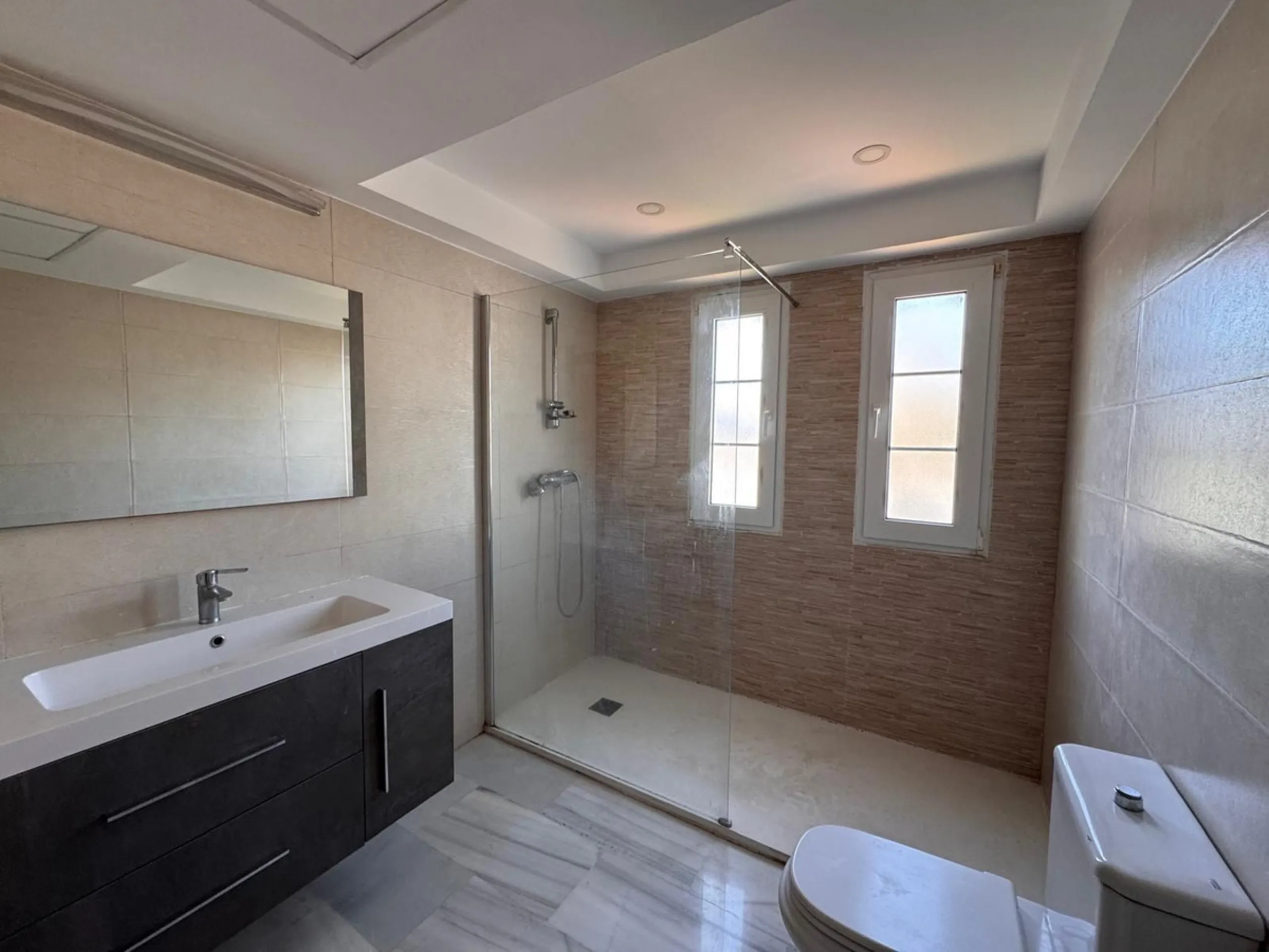 House - Detached Villa в продаже в Estepona, Málaga. В доме 4 спален и 2 ванных комнат. Площадь дома 243 м². Площадь участка 1940 м²