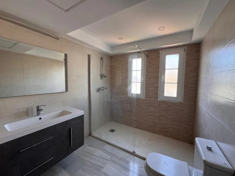 House - Detached Villa в продаже в Estepona, Málaga. В доме 4 спален и 2 ванных комнат. Площадь дома 243 м². Площадь участка 1940 м²