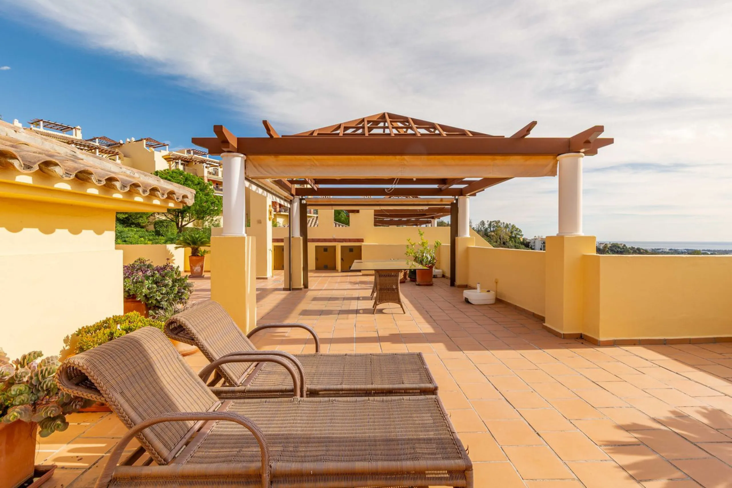 A rare chance to buy into the Marbella lifestyle with this purpose built double penthouse frontline to the Los Arqueros golf. This penthouse benefits from maybe the best position in Los Arqueros and offers amazing inside and outside space with ample terra