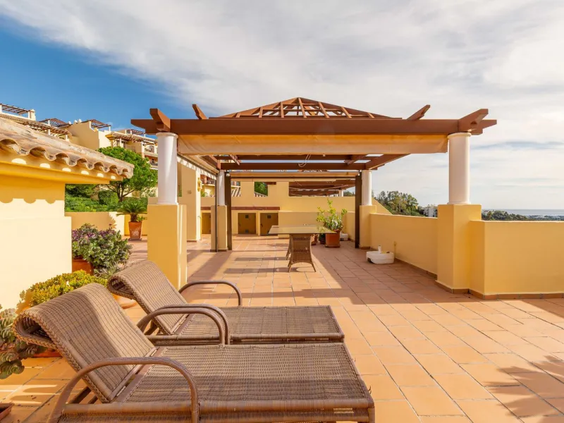 A rare chance to buy into the Marbella lifestyle with this purpose built double penthouse frontline to the Los Arqueros golf. This penthouse benefits from maybe the best position in Los Arqueros and offers amazing inside and outside space with ample terra