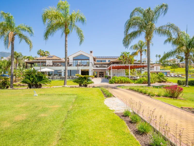 A rare chance to buy into the Marbella lifestyle with this purpose built double penthouse frontline to the Los Arqueros golf. This penthouse benefits from maybe the best position in Los Arqueros and offers amazing inside and outside space with ample terra