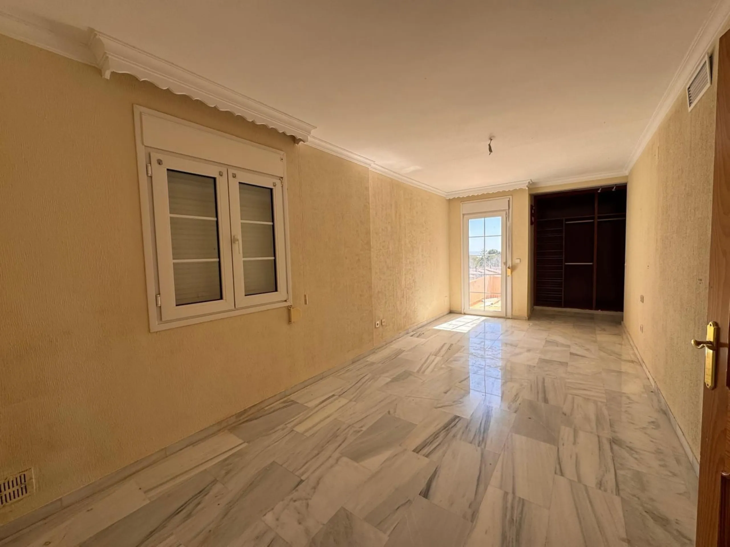 House - Detached Villa в продаже в Estepona, Málaga. В доме 4 спален и 2 ванных комнат. Площадь дома 243 м². Площадь участка 1940 м²