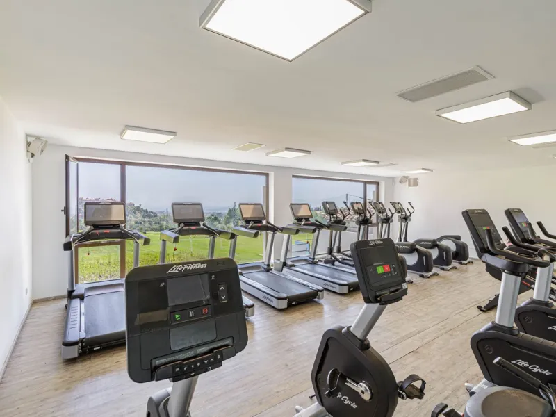 A rare chance to buy into the Marbella lifestyle with this purpose built double penthouse frontline to the Los Arqueros golf. This penthouse benefits from maybe the best position in Los Arqueros and offers amazing inside and outside space with ample terra