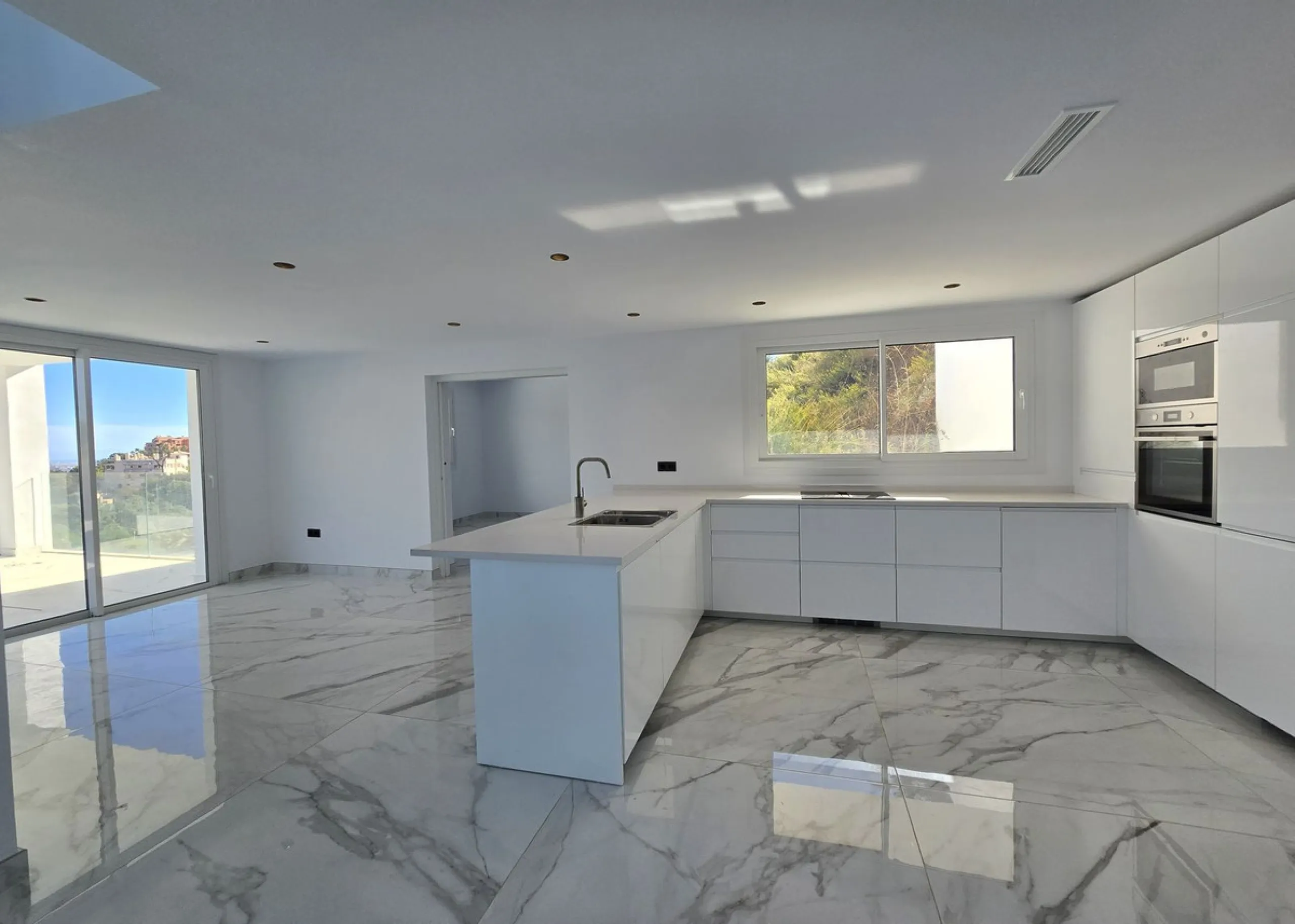 Brand-New Contemporary Villa with Stunning Panoramic Views in La Mairena, Marbella East