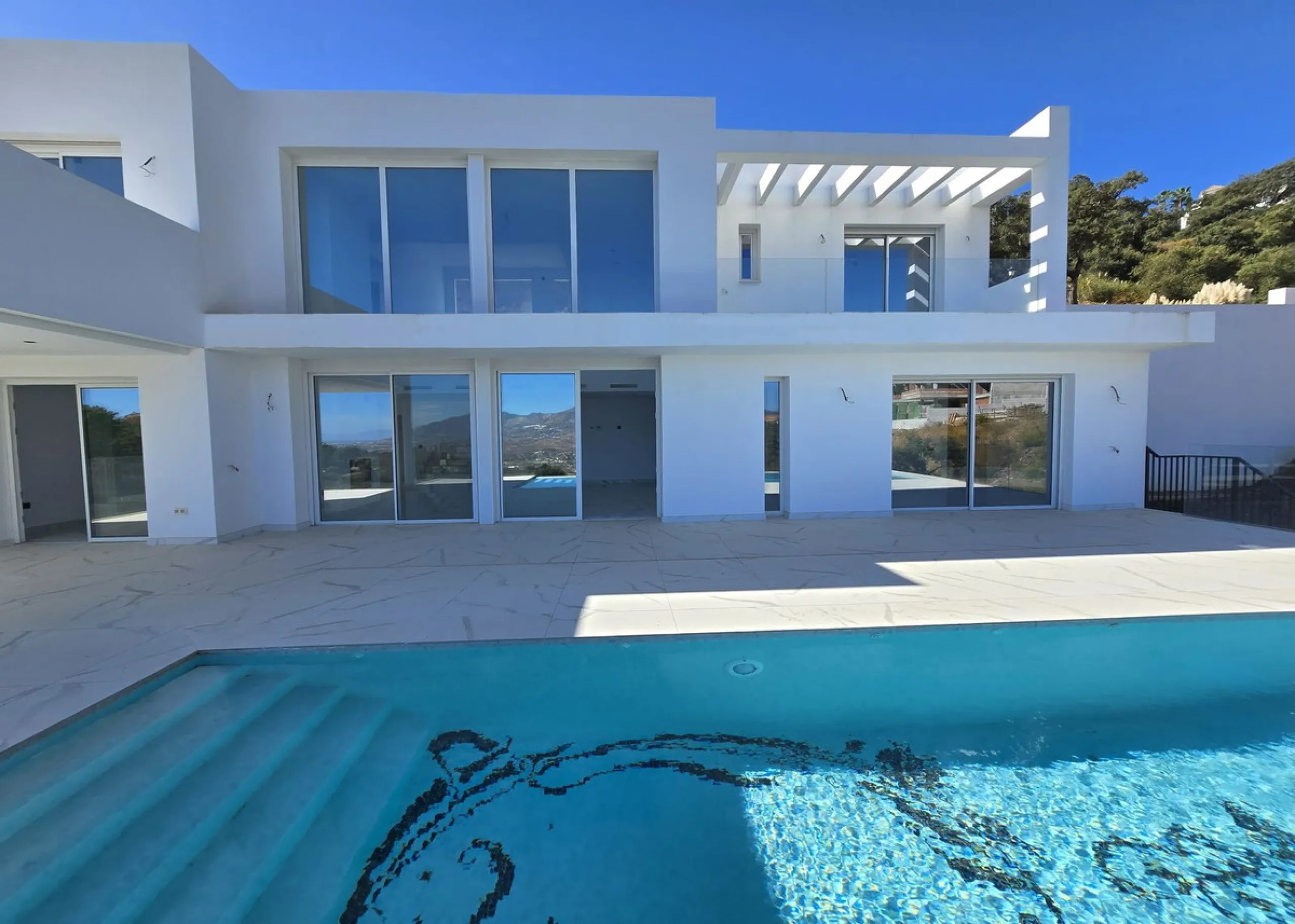 Brand-New Contemporary Villa with Stunning Panoramic Views in La Mairena, Marbella East