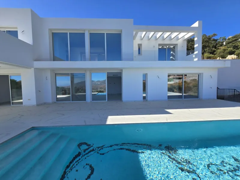Brand-New Contemporary Villa with Stunning Panoramic Views in La Mairena, Marbella East