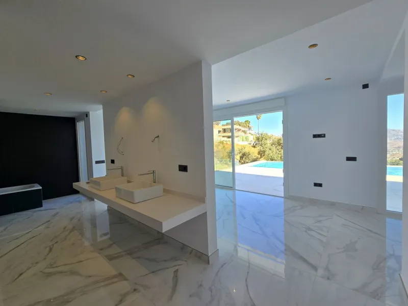 Brand-New Contemporary Villa with Stunning Panoramic Views in La Mairena, Marbella East