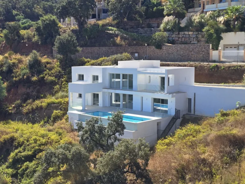 Brand-New Contemporary Villa with Stunning Panoramic Views in La Mairena, Marbella East