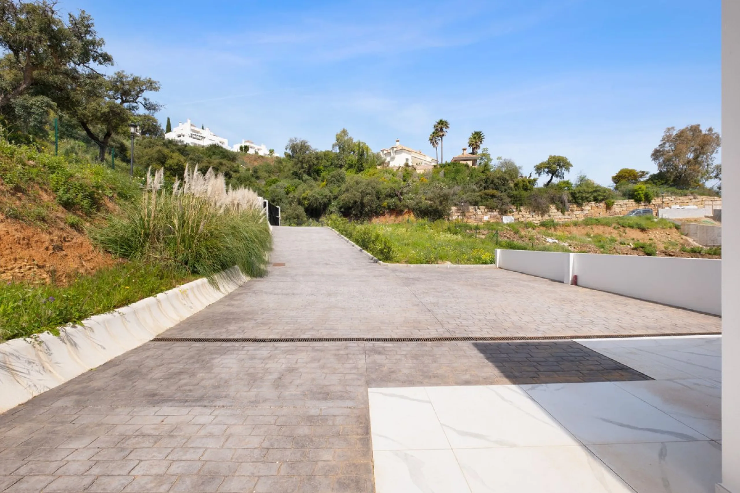 Brand-New Contemporary Villa with Stunning Panoramic Views in La Mairena, Marbella East