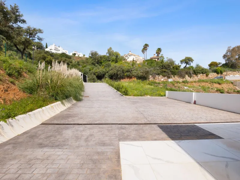 Brand-New Contemporary Villa with Stunning Panoramic Views in La Mairena, Marbella East