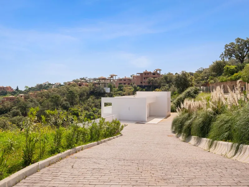 Brand-New Contemporary Villa with Stunning Panoramic Views in La Mairena, Marbella East