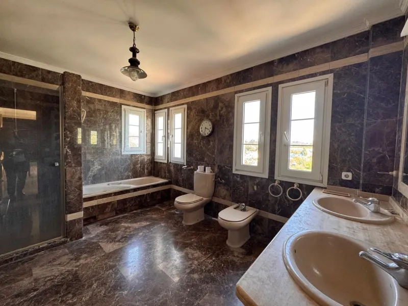 House - Detached Villa в продаже в Estepona, Málaga. В доме 4 спален и 2 ванных комнат. Площадь дома 243 м². Площадь участка 1940 м²
