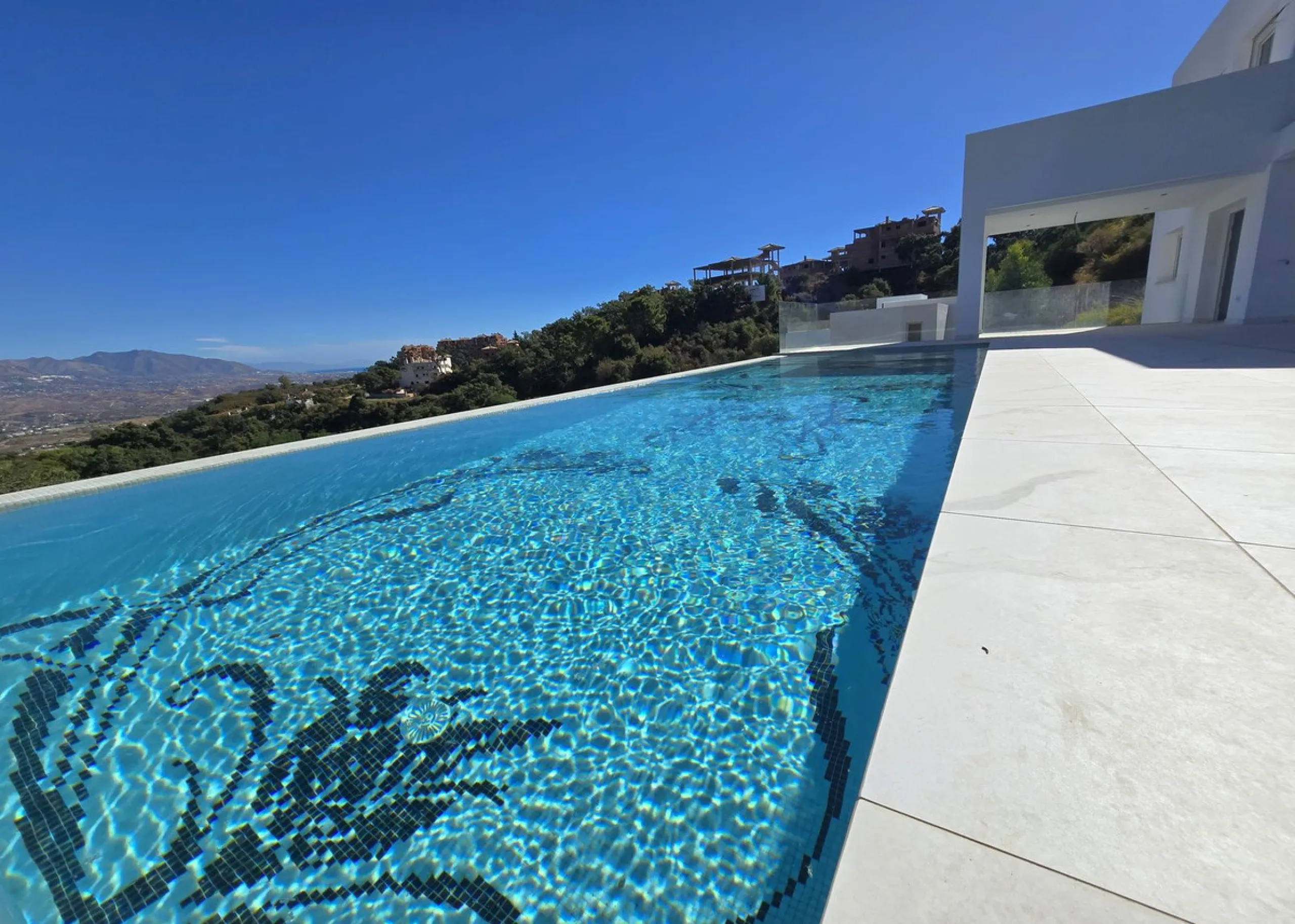 Brand-New Contemporary Villa with Stunning Panoramic Views in La Mairena, Marbella East